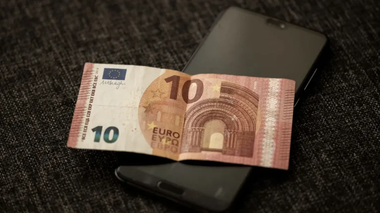 Cuentas nómina: billete de 10 euros sobre un teléfono móvil