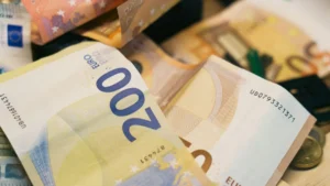 Fondo de Garantía de Depósitos: billetes de 200 y 50 euros sobre una mesa