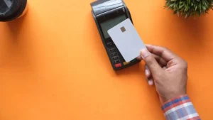 N26 vs Revolut: mano pagando con una tarjeta sin marca en un datáfono