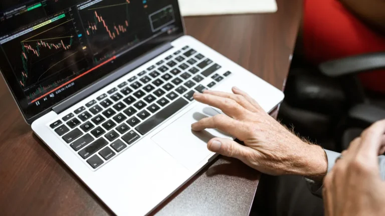 Qué es un robo-advisor: persona revisando la evolución de una cartera en un portátil