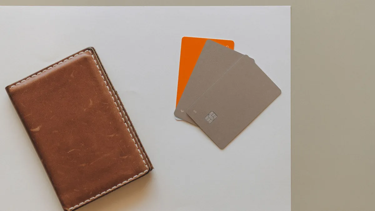 Tarjeta para adolescentes: tres tarjetas bancarias sin marca junto a una cartera de piel