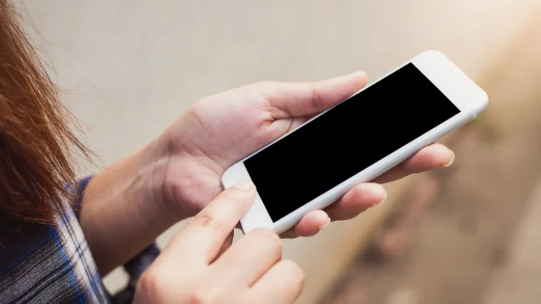 Bancos online: persona usando la app de su banco en el móvil