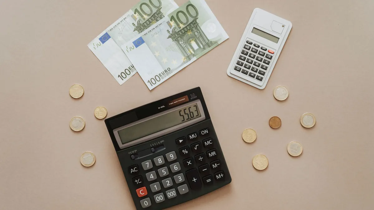 Comparativa de brókers: calculadoras, billetes y monedas de euro para calcular comisiones