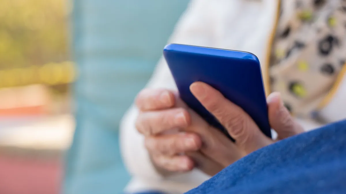 Cuentas para pensionistas: persona mayor consultando en el móvil la app de su cuenta sin comisiones