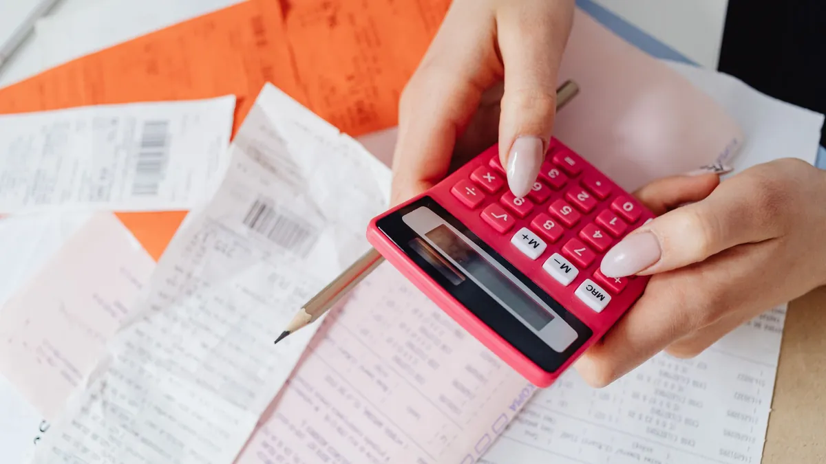 Tickets de compra y calculadora para repasar los gastos del mes por categorías
