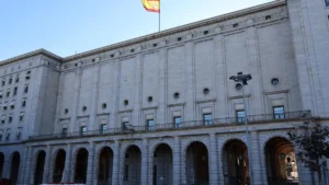 Letras del Tesoro: edificio oficial en Madrid con la bandera de España